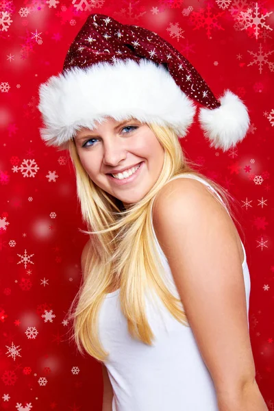 クリスマスに若い美しい女性を笑って — ストック写真