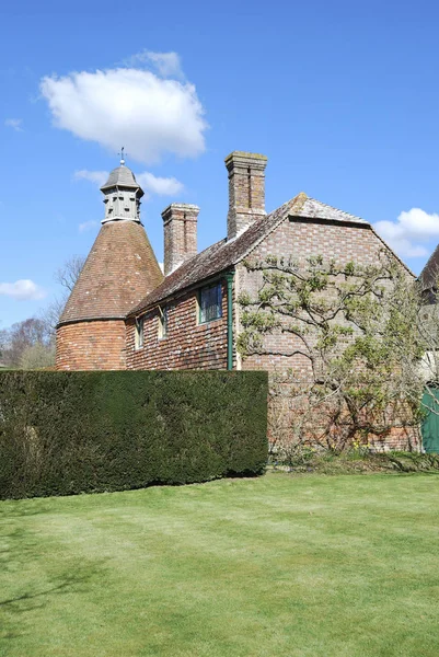 用砖和瓷砖装饰的古老的英式房屋和附设的土拨鼠 苏塞克斯英国 — 图库照片