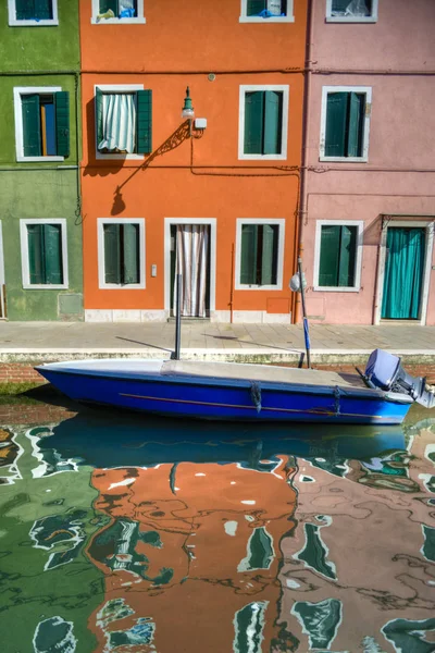 Häuser Und Boote Und Ihre Spiegelungen Den Kanälen Von Burano — Stockfoto