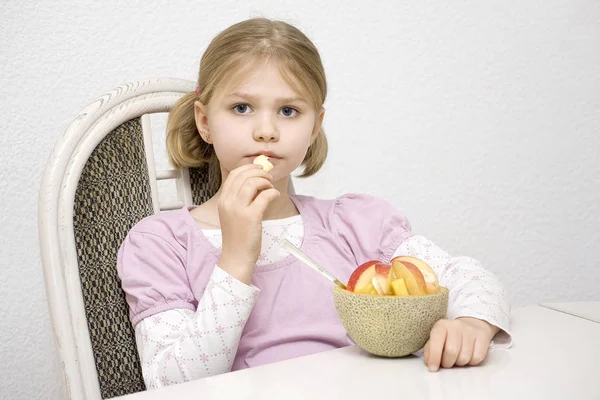 フルーツサラダを食べる女の子 — ストック写真