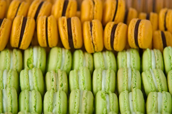 Gestapelte Reihen Grüner Und Oranger French Macarons — Stockfoto