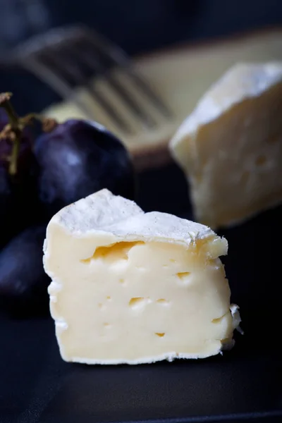 Schweizer Käse Mit Trauben Und Wein — Stockfoto