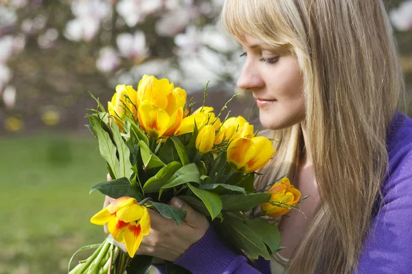 幸せな女性の花を持つ — ストック写真