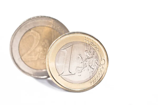 白い背景に隔離された1ユーロ硬貨と2ユーロ硬貨 — ストック写真