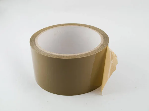 白に隔離された茶色の梱包用テープのロール — ストック写真
