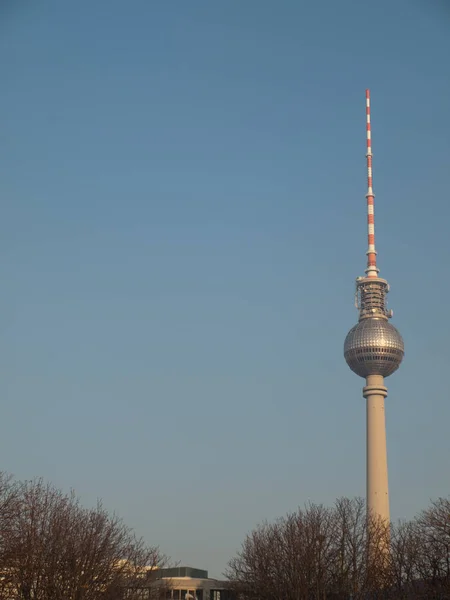 ベルリンテレビ塔 ブルースカイコピースペースとドイツ — ストック写真