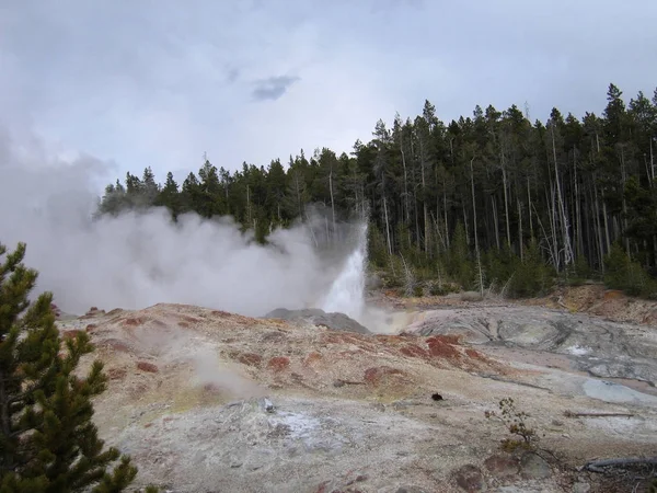 Žlutý Národní Park Scenérie Gejzírem Barevné Skalní Útvary Usa — Stock fotografie