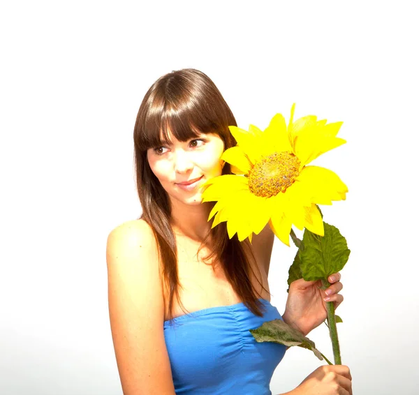 Młoda Piękna Kobieta Brunetka Kwiatów Szczęśliwy — Zdjęcie stockowe