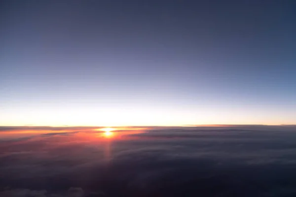Schöne Wolkenlandschaft Bei Sonnenuntergang Mit Leuchtenden Farben — Stockfoto