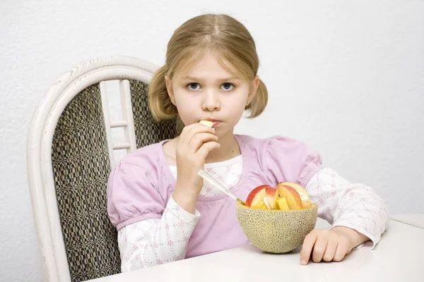 フルーツサラダを食べる女の子 — ストック写真