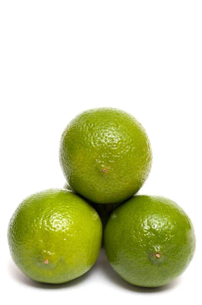 Beyaz Arkaplana Karşı Yeşil Limon — Stok fotoğraf