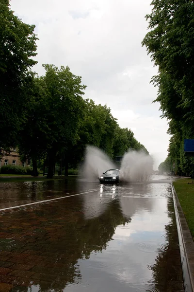 Nach Regen Überflutete Stadtstraße Und Auto Spritzt Durch — Stockfoto
