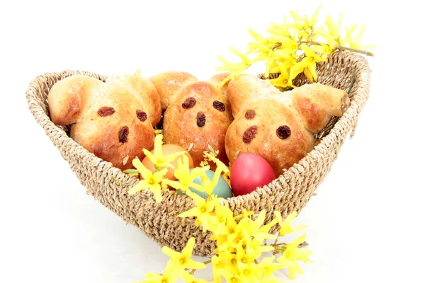 有蛋和花的复活节蛋糕 — 图库照片