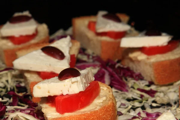 Azeitonas Brancas Queijo Tomate Pão Servido Buffet — Fotografia de Stock