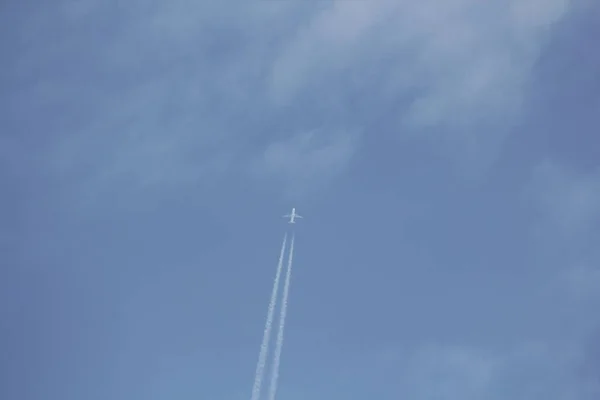 Avião Com Dois Contrastes Altitude Elevada — Fotografia de Stock