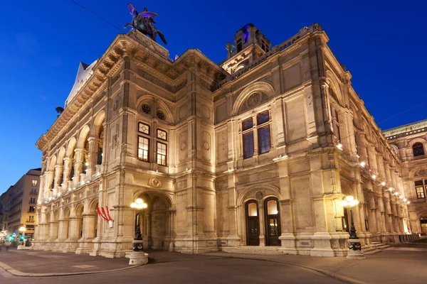 ウィーン国立歌劇場夜景歴史的建造物ランドマーク — ストック写真