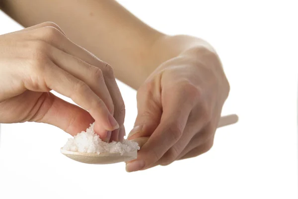 Kvinnliga Händer Som Tar Salt Från Träsked — Stockfoto