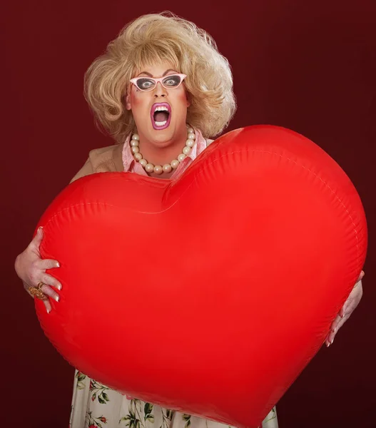 Screaming Drag Queen Com Enorme Coração Vermelho Forma Balão — Fotografia de Stock