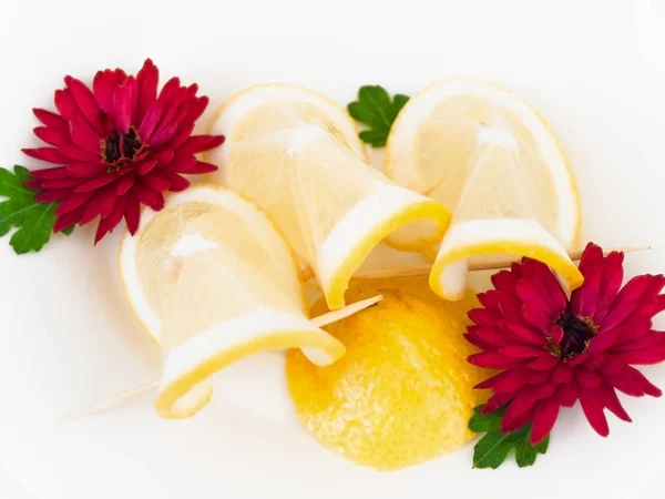 Teller Mit Zitrone Und Blumen Vor Weißem Hintergrund — Stockfoto