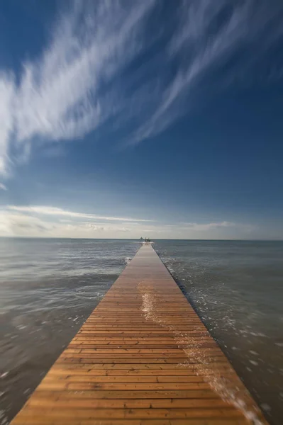 海の上のロング桟橋 — ストック写真