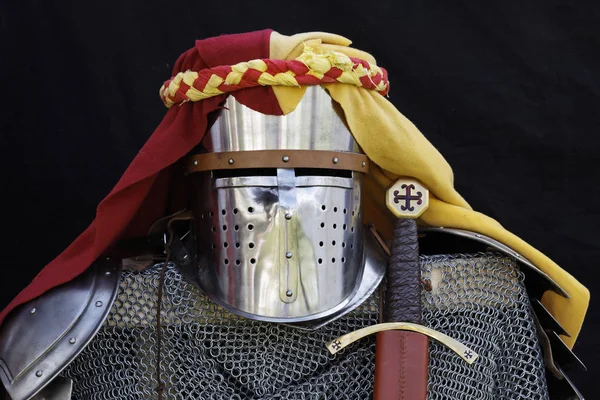 中世の騎士は剣で鎧を着た — ストック写真