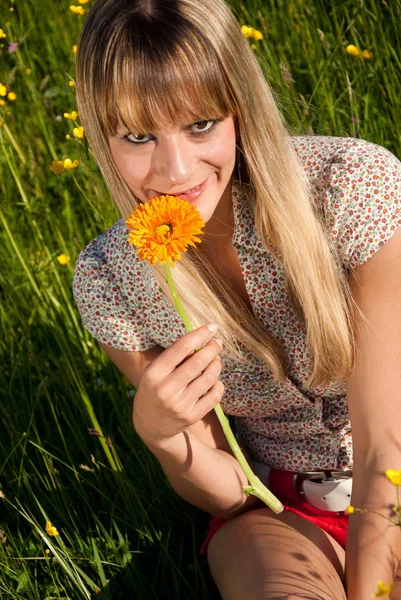 Mujer Joven Con Flor Relajándose Prado — Foto de Stock