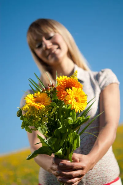 Mujer Joven Con Flores Día Madre — Foto de Stock