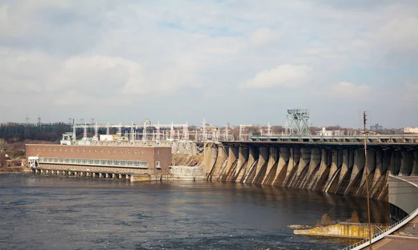 Spillway Diga Fiume Giorno Soleggiato — Foto Stock