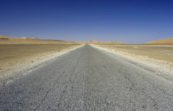 Χωματόδρομος Μέσω Του Μεγάλου Ανατολικού Erg Βόρεια Sahara — Φωτογραφία Αρχείου