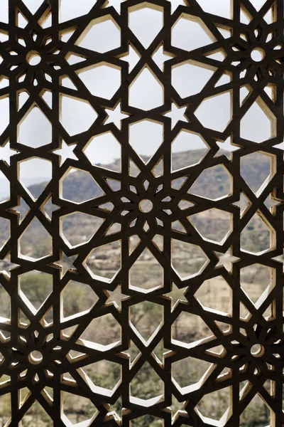 창문을 라자스탄의 콘크리트 디자인은 공기와 순환을 가능하게 하지만 새들의 둥지를 — 스톡 사진