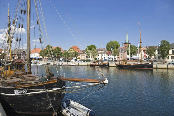 伝統的なセーリング船と旧市街 ホルシュタインのノイシュタット バルト海 シュレースヴィヒ ホルシュタイン ドイツ ヨーロッパ — ストック写真