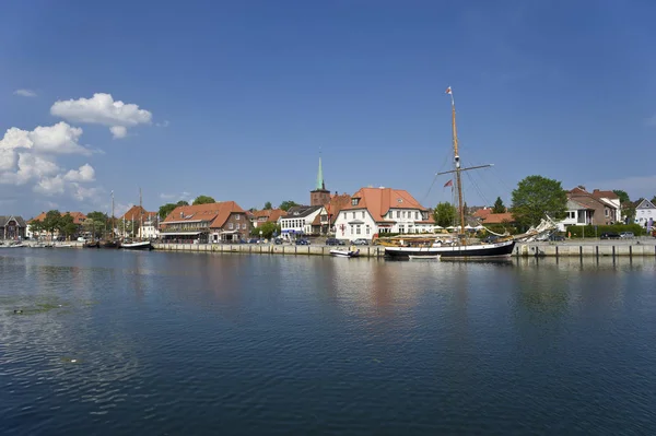 有传统的帆船和古城 荷尔斯泰因的涅乌施塔特 波罗的海 石勒苏益格荷尔斯泰因 — 图库照片