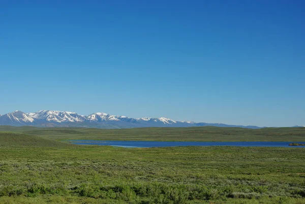 Niebieskie Jezioro Wysokich Równinach Śnieżnym Pasmem Górskim Colorado — Zdjęcie stockowe