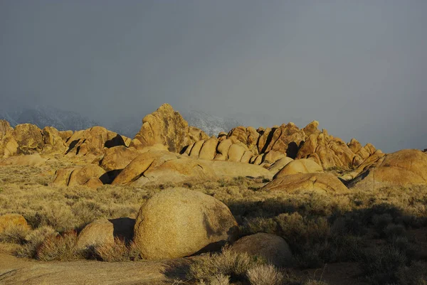 Sun Rocks Fog Alabama Hills Snowy Sierra Nevada California — Stock Photo, Image