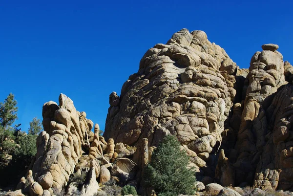 Derin Mavi Gökyüzünün Altındaki Güzel Kayalar Kaliforniya — Stok fotoğraf