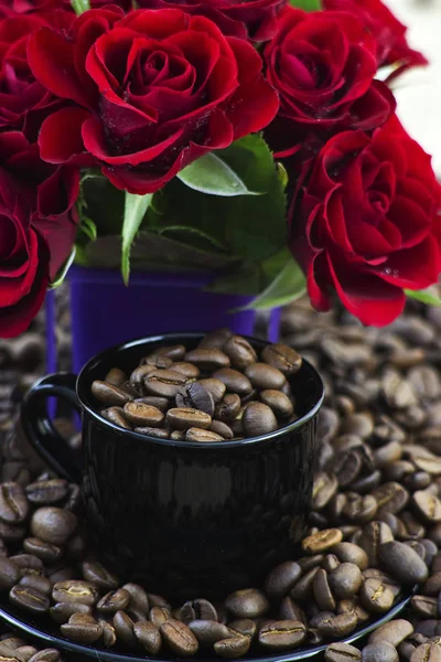 Czerwone Róże Serduszkami Ziarna Kawy — Zdjęcie stockowe