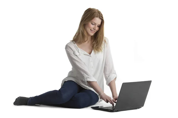 Jovem Loira Mulher Sentada Computador — Fotografia de Stock