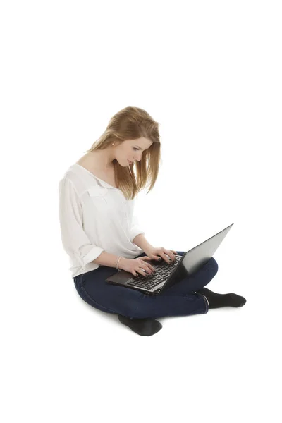 Молодая Женщина Сидит Ноутбуком Коленях — стоковое фото