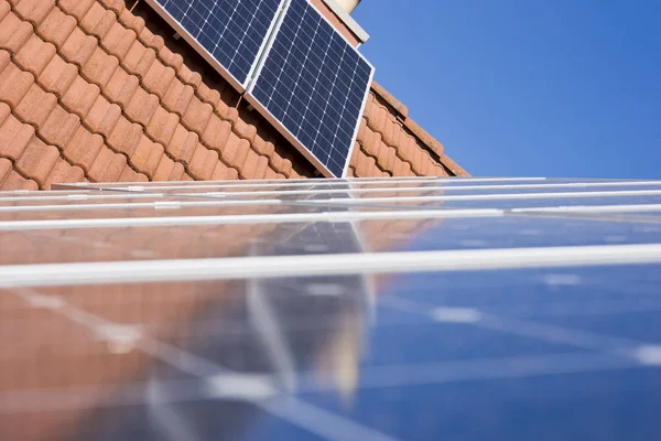 Zonnepanelen Dak Van Huis — Stockfoto