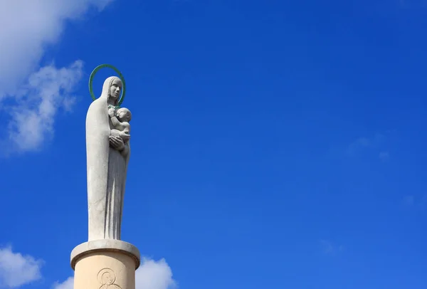 Modern Skulptur Jungfru Maria Håller Barnet Jesus — Stockfoto