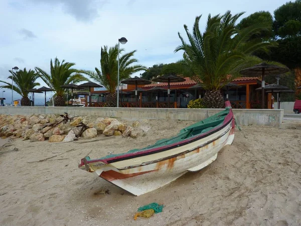Ensam Båt Vid Stranden Alvor Algarve — Stockfoto