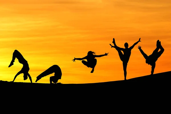 Silhouetten Gymnastiek Bij Zonsondergang — Stockfoto