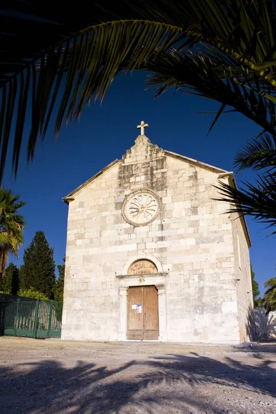 ヴィス島クロアチアのアーキテクチャです 記念碑の古い教会 — ストック写真