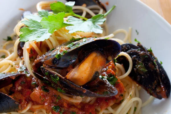 Spaghetti Mussels Wooden Table — Stock Photo, Image