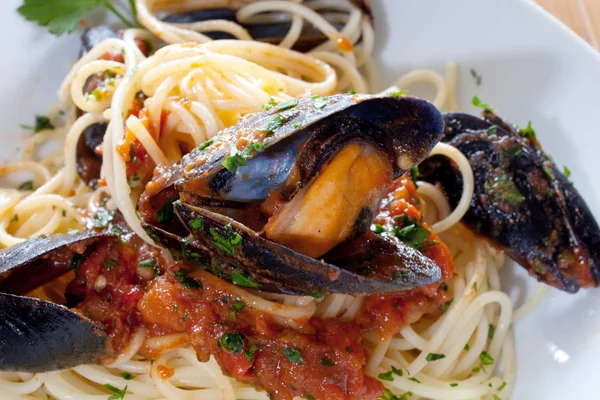 Spaghetti Mussels Wooden Table — Stock Photo, Image