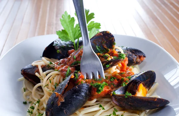 Spaghetti Mussels Wooden Table — Stock Photo, Image