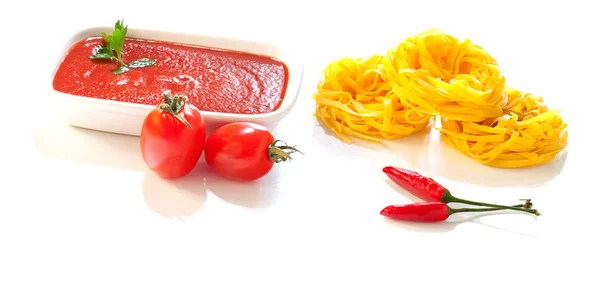 Tomates Tagliatelles Piments Sauce Tomate Ingrédients Pour Pâtes Italiennes Sur — Photo