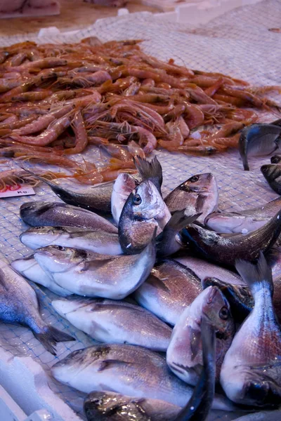 Garnalen Een Tafel Vismarkt — Stockfoto