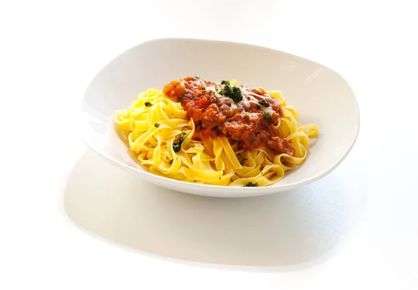 Pastas Italianas Con Salsa Ragout Sobre Fondo Blanco —  Fotos de Stock