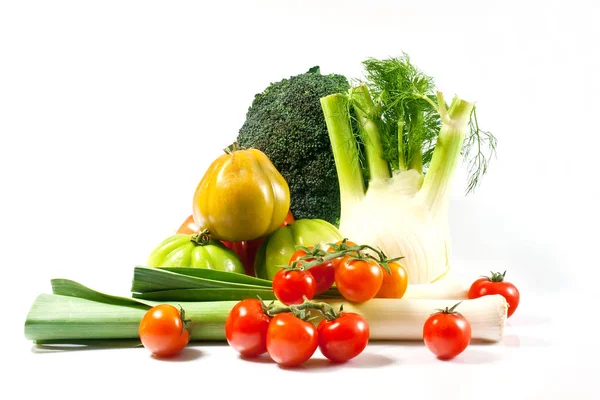 Purjolök Fänkål Broccoli Och Tomater Isolerade Vit Bakgrund — Stockfoto